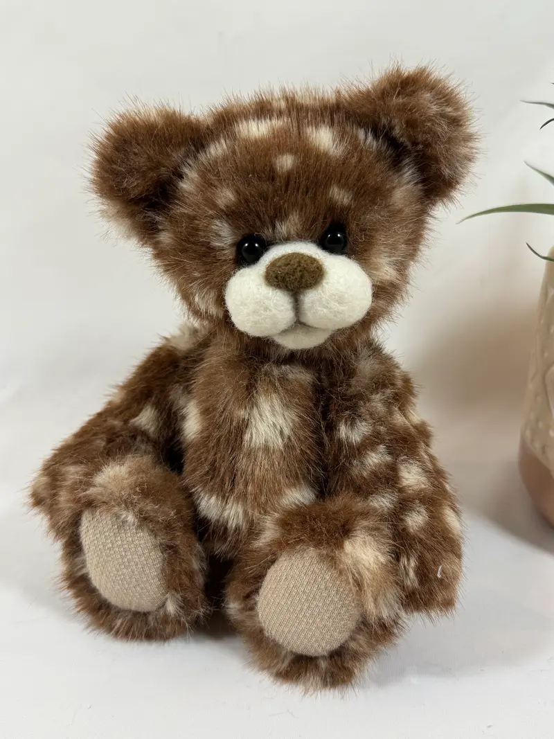 Anoki – Ours de collection artisanal 20 cm – Pièce unique adoptée