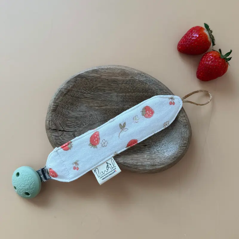 Attache tétine personnalisée avec prénom - Gaze de coton motif fraise cerises