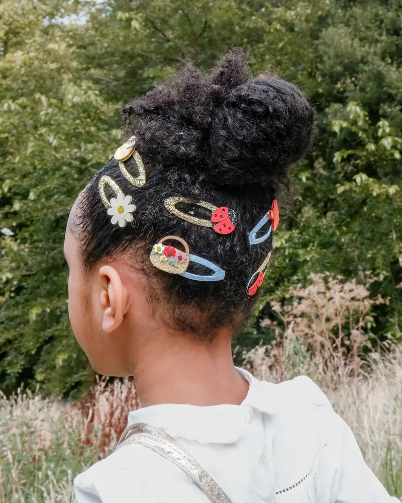 Barrettes à fleurs et arrosoir rouge