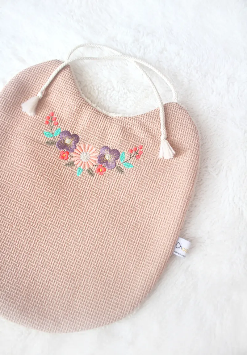 Bavoir bébé nid d'abeille et broderie florale