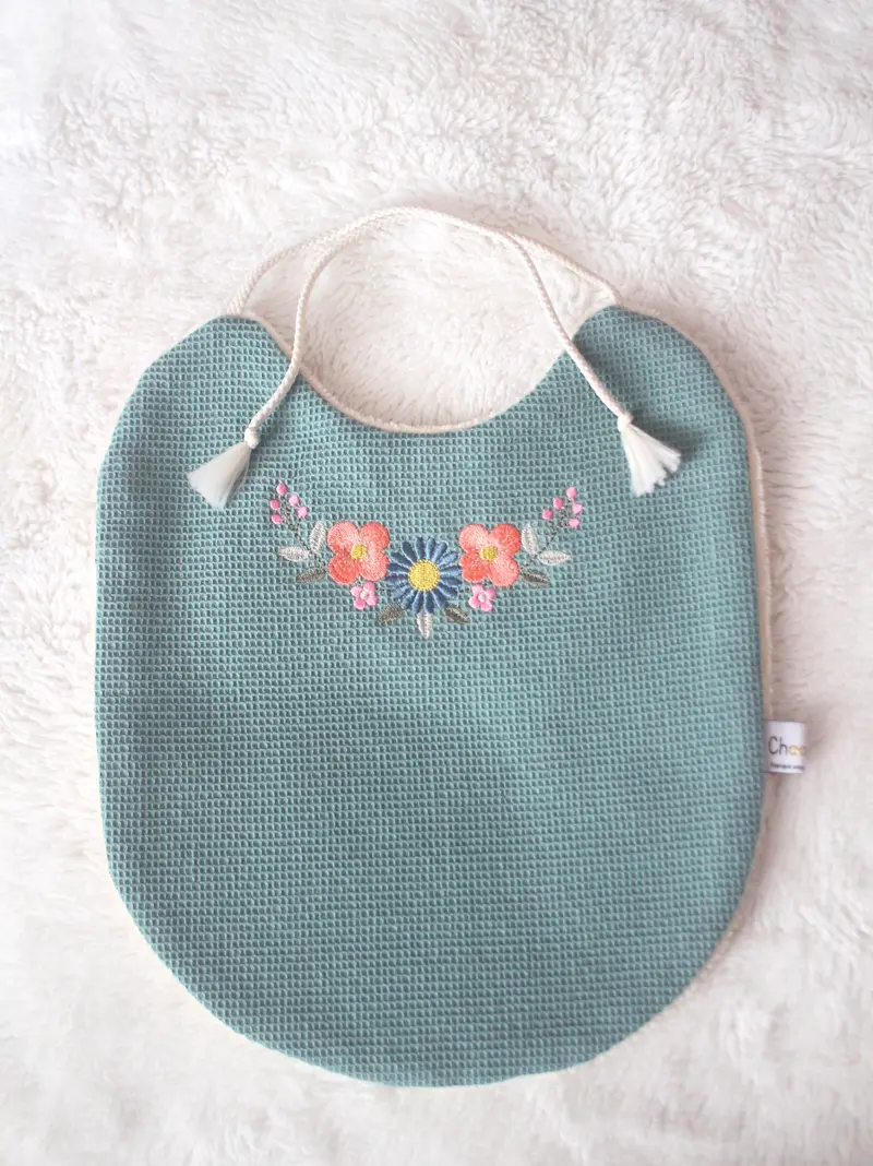Bavoir bébé nid d'abeille et broderie florale