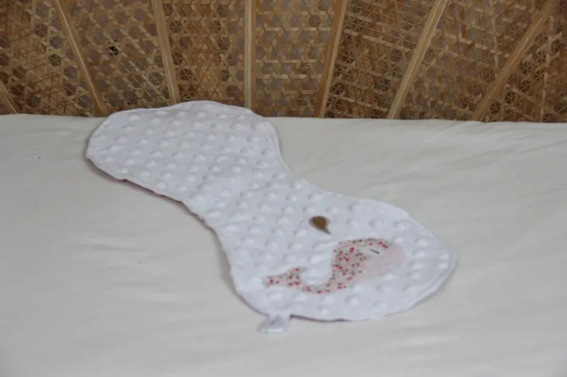 Bavoir d'épaule - Collection Baleine - Blanc / Liberty rose - Fabrication artisanale