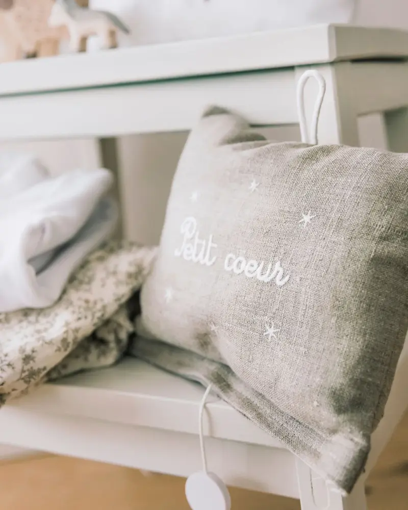 Boite à musique en lin beige brodée "Petit coeur"
