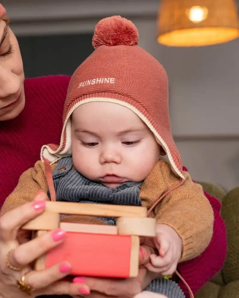 Bonnet bébé en laine brodé "sunshine"