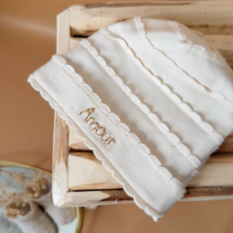 Bonnet de Naissance en jersey de coton festonné Écru - Prénom personnalisé