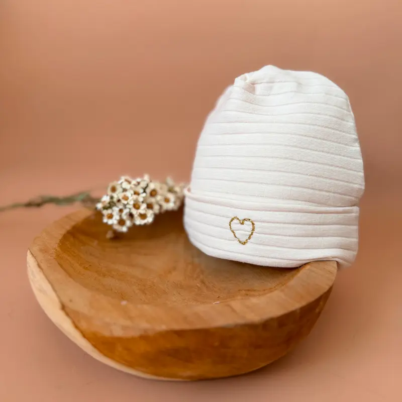 Bonnet de Naissance en Maille Côtelé Beige - ♡ Initiale brodée