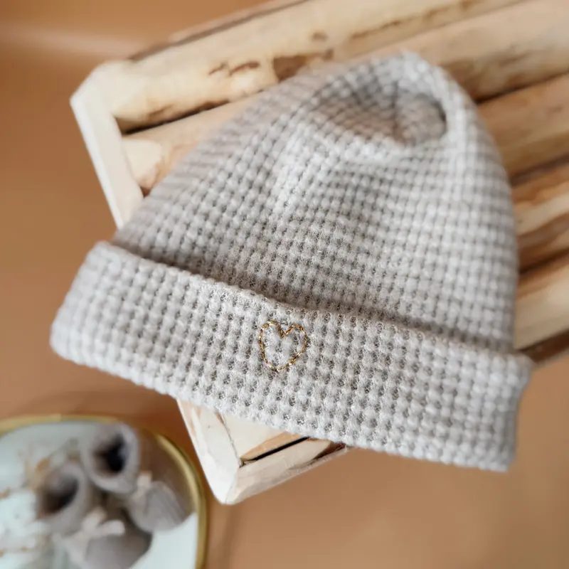 Bonnet de Naissance en Maille Nid d'abeille Grège - ♡ Initiale brodée