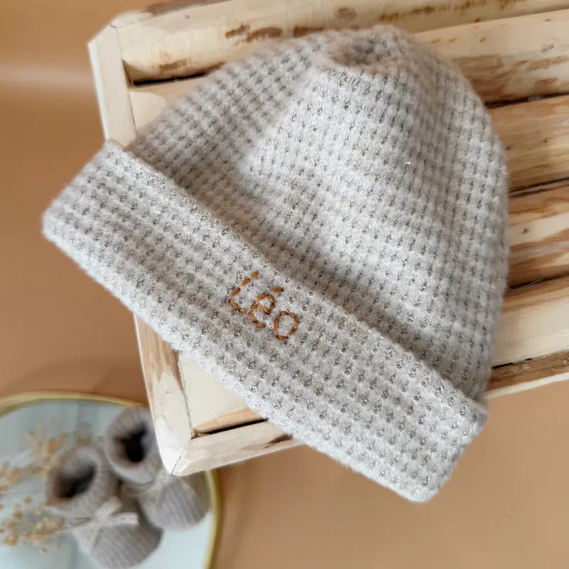 Bonnet de Naissance en Maille Nid d'abeille Grège - Prénom personnalisé