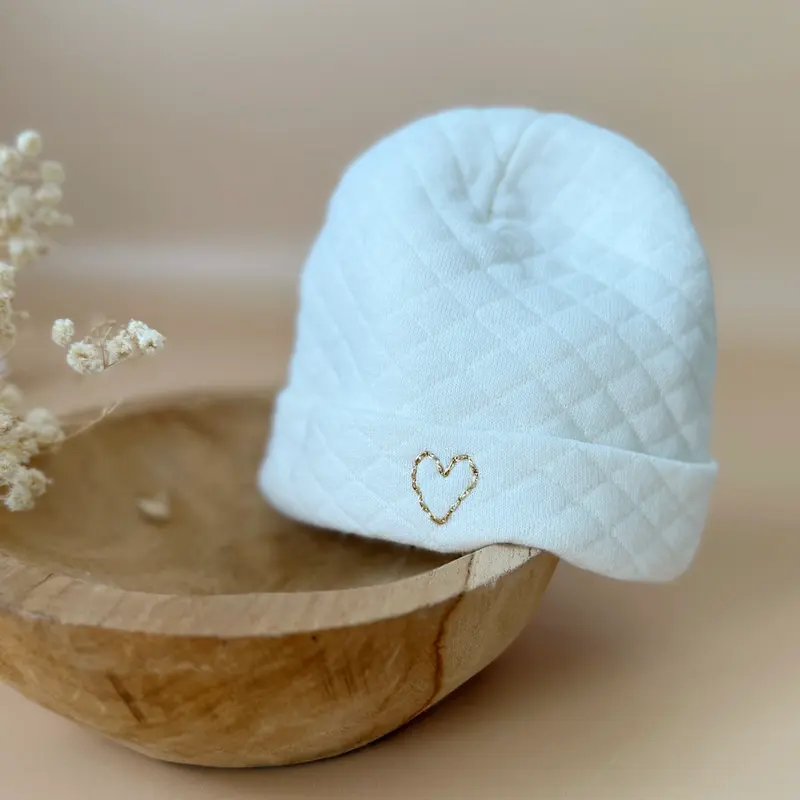 Bonnet de naissance matelassé écru - ♡ Initiale brodée