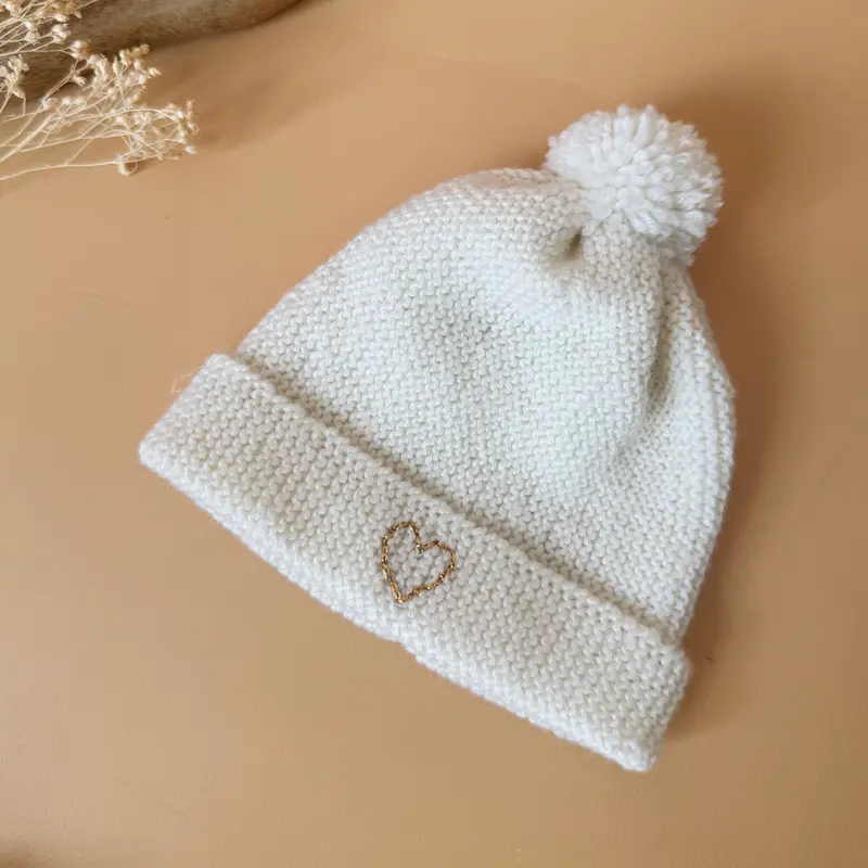 Bonnet de Naissance personnalisé en Laine Tricoté à la main Écru - ♡ Initiale brodée