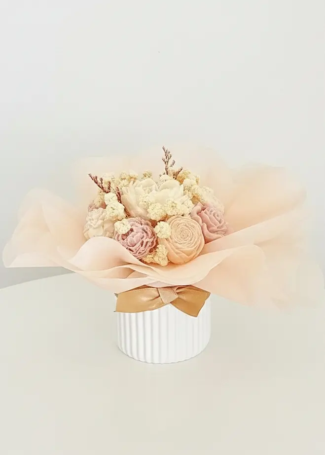 Bouquet composé d’une bougie et de fondants parfumés rose doré et vieux rose