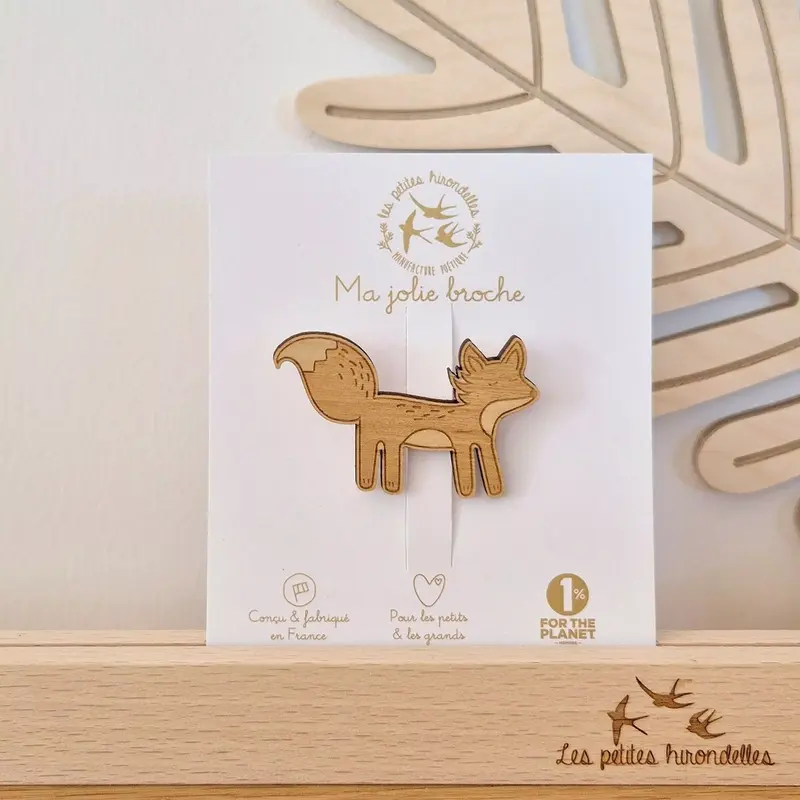 Broche gravée en bois
