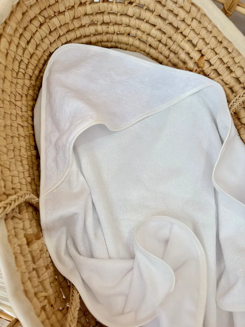 Cape de bain bébé broderie anglaise blanc personnalisable