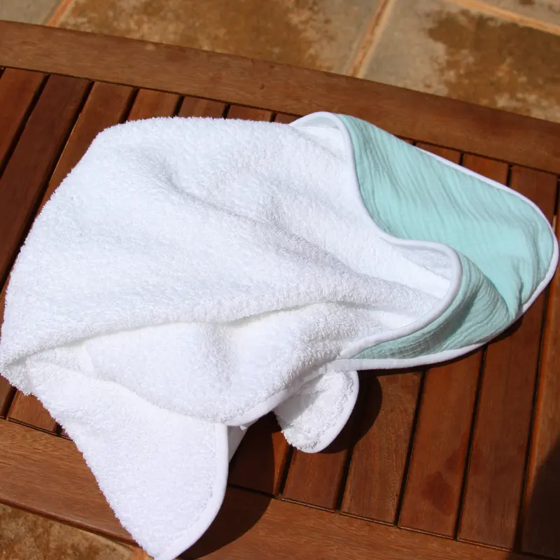 Cape de bain vert d'eau