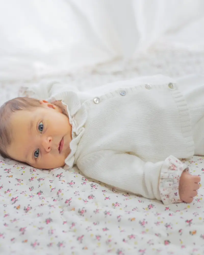Cardigan bébé col volanté écru