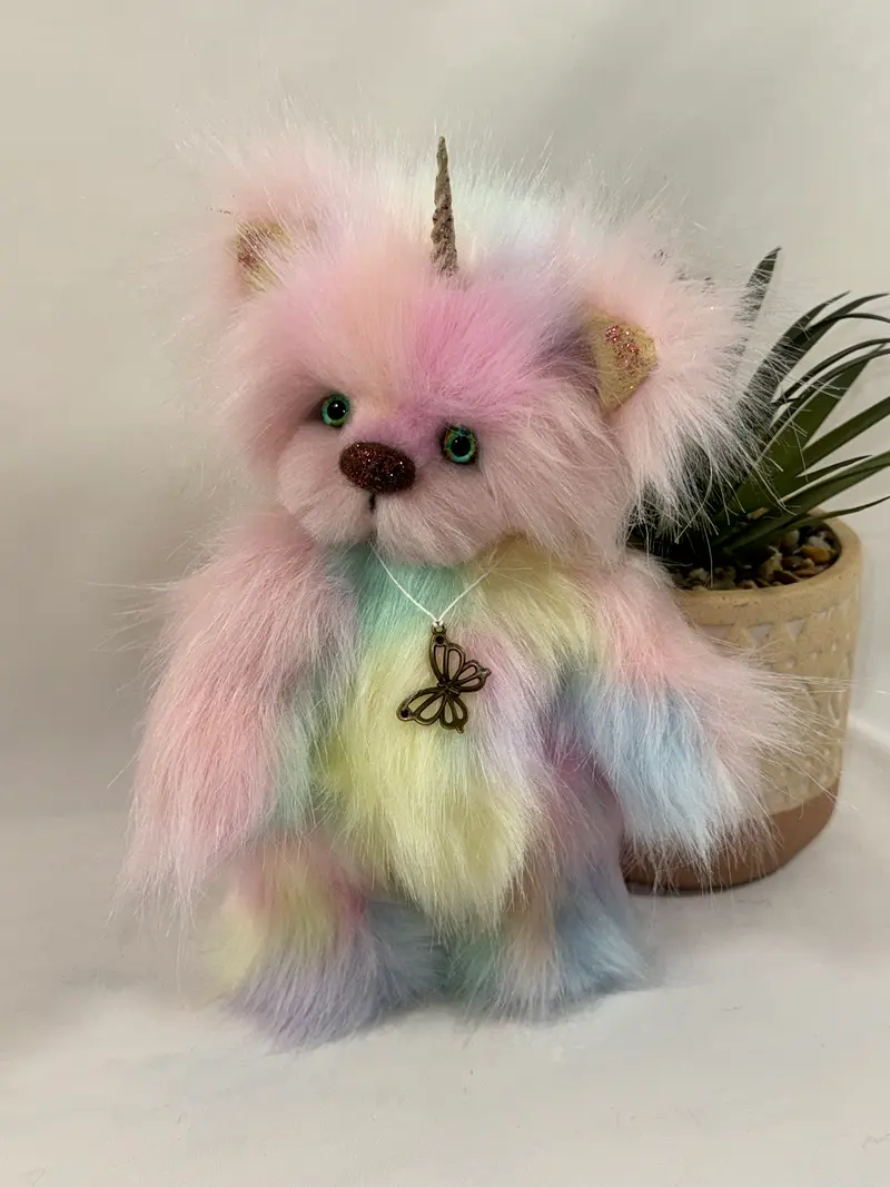 Célestia – Licorne ours de collection articulée 24 cm fausse fourrure pastel fait main