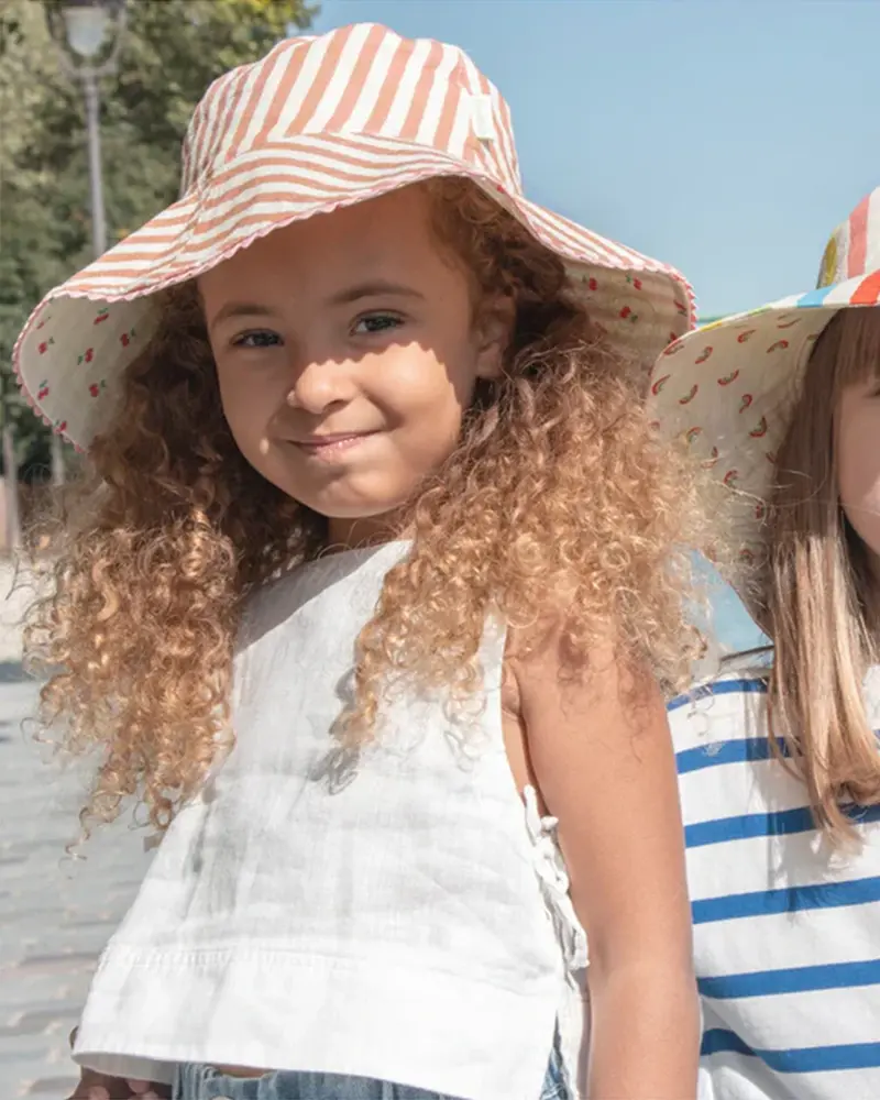 Chapeau de soleil réversible cerise et rayé rouge et blanc 7-10 ans