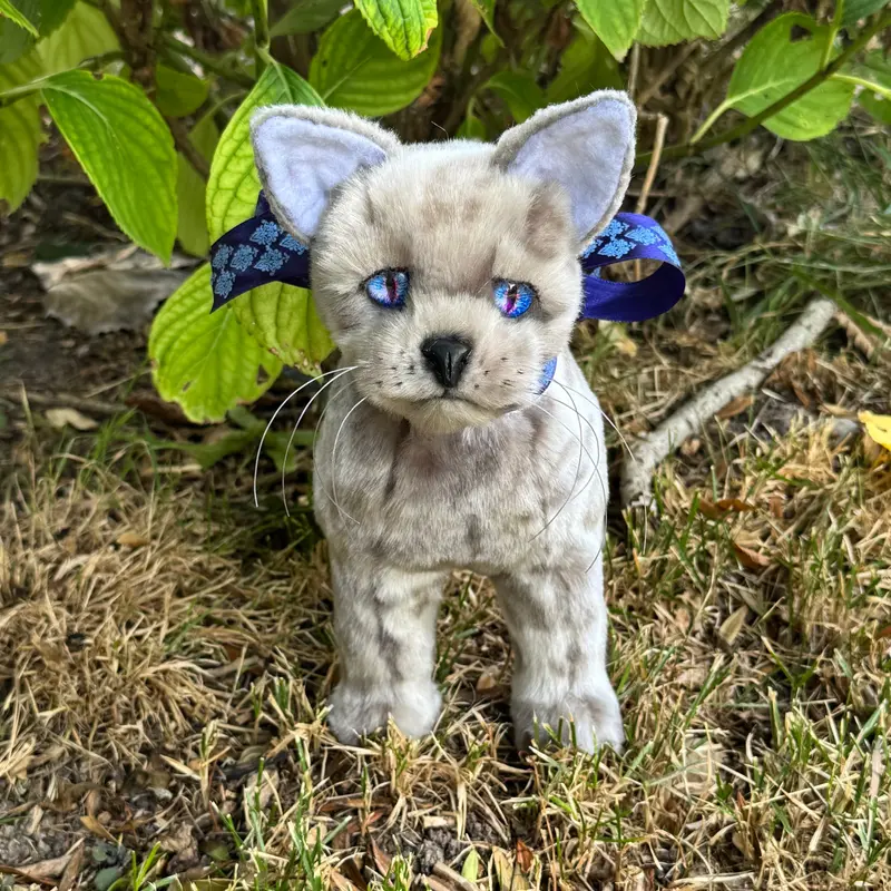 Chat réaliste Mistigri – Peluche d’artiste en fausse fourrure ocelot gris, yeux en verre, 25x40 cm