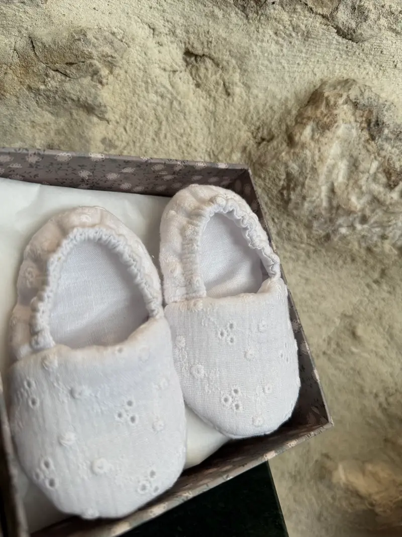 chaussons bébé broderie anglaise blanche