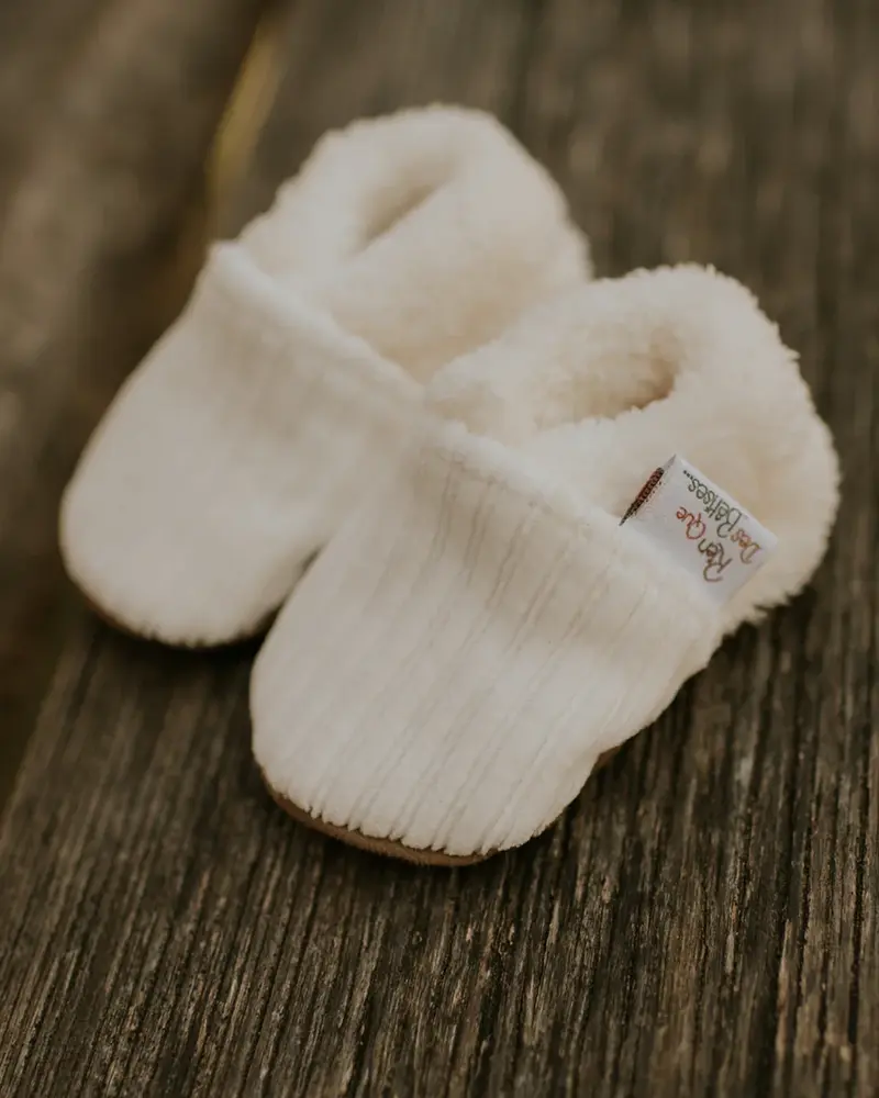 Chaussons bébé en velours écru