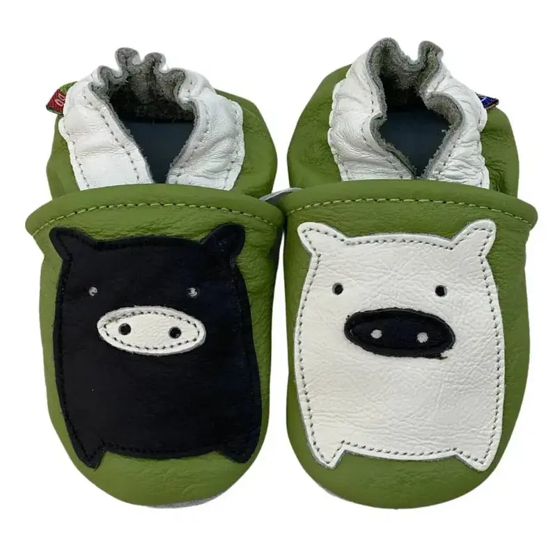 Chaussons cuir souple Carozoo - Cochon noir et blanc fond vert