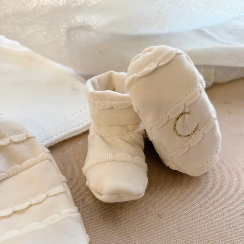 Chaussons de Naissance en jersey de coton écru festonné - Initiale brodée