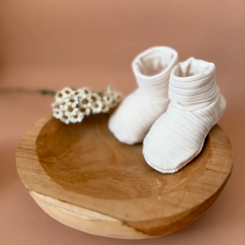 Chaussons de Naissance en Maille d'été Côtelé Beige - Initiale brodée