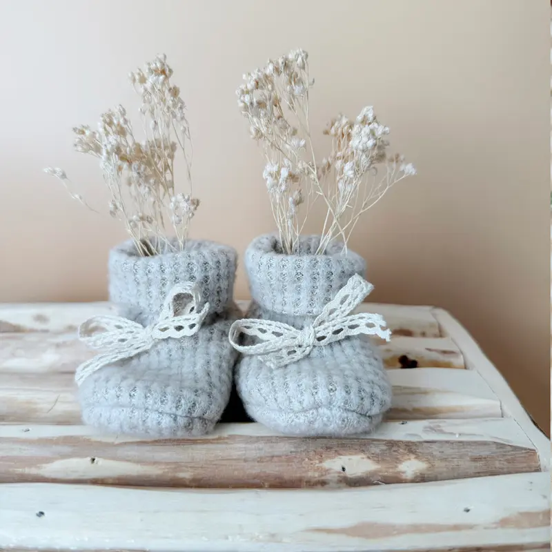 Chaussons de Naissance en Maille nid d'abeille Grège - Initiale brodée