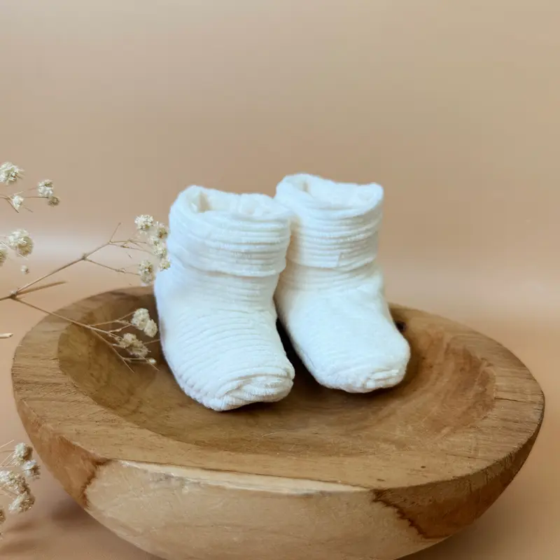Chaussons de Naissance en Velours Côtelé Écru - Initiale brodée