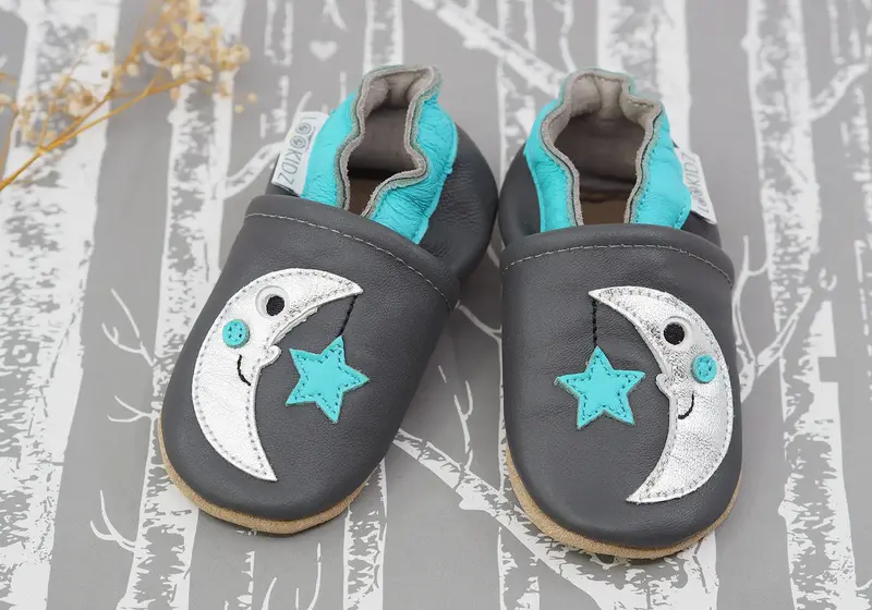 Chaussons en cuir Lookidz Lune fond gris 0-6 mois