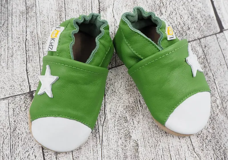 Chaussons en cuir souple Lookidz - Etoile blanche fond vert 3/6 mois