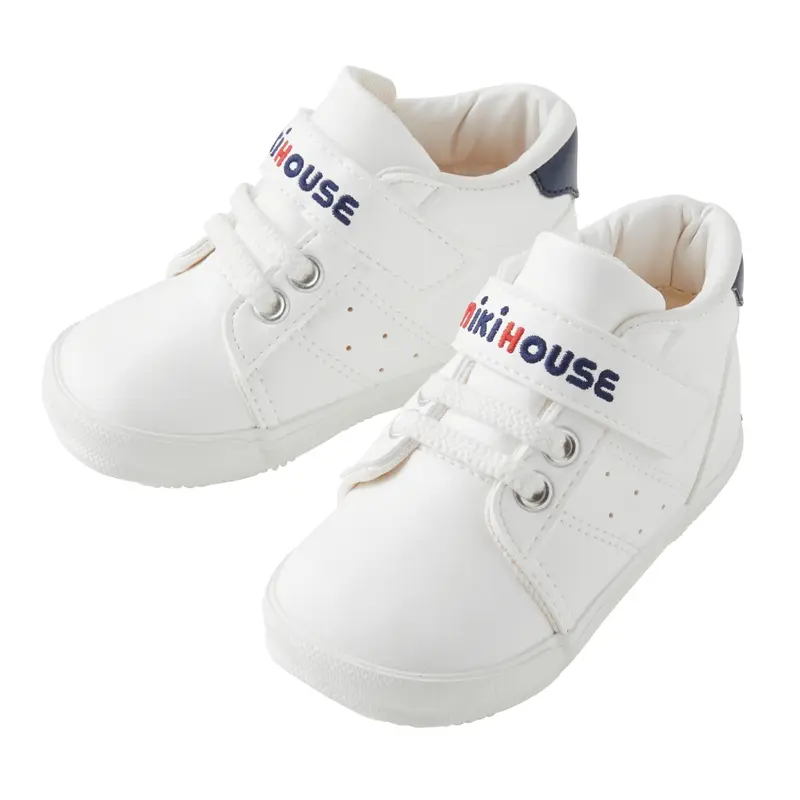 CHAUSSURES BLANCHES DÉTAILS BLEU MARINE