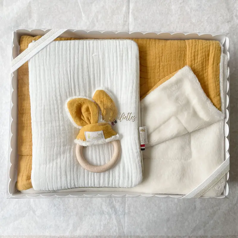 Coffret cadeau bébé “Première promenade” personnalisé miel