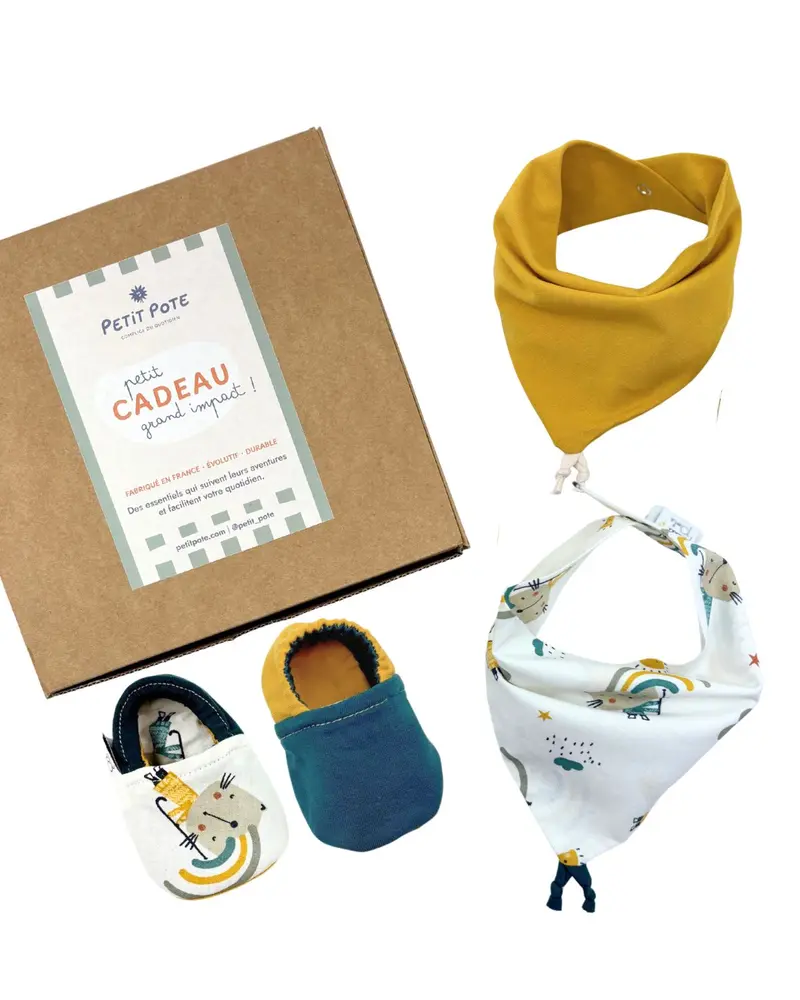 Coffret naissance Chaussons + 2 Bavoirs