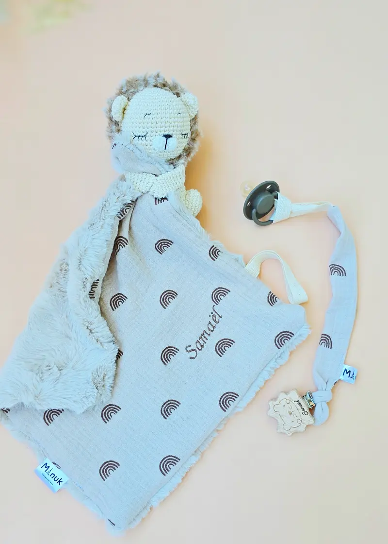 Coffret naissance lion personnalisé – doudou et attache-tétine