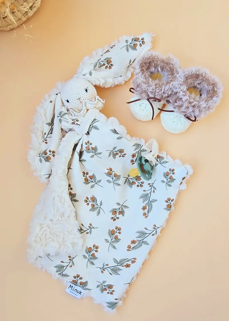 Coffret naissance personnalisé – doudou et chaussons bébé