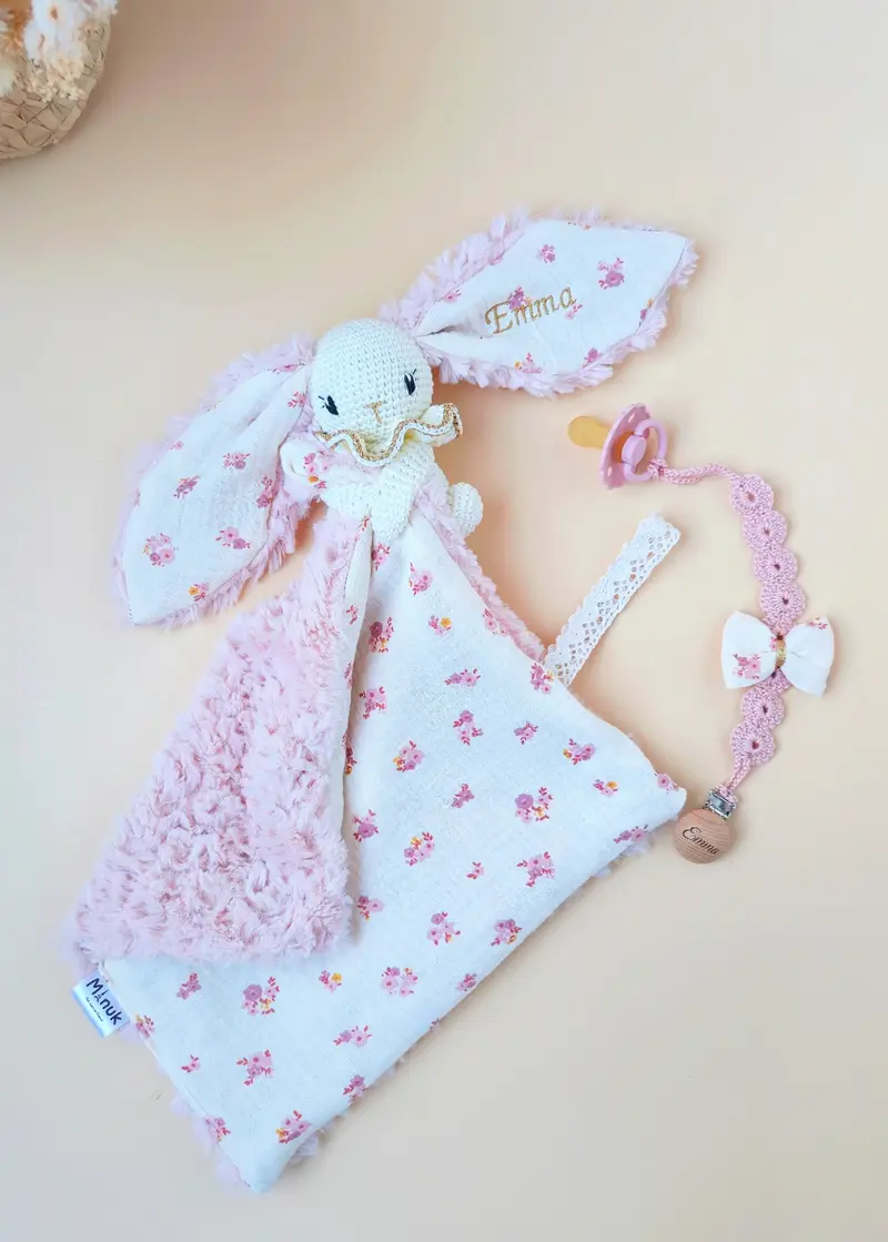 Coffret naissance personnalisé – doudou lapin à longues oreilles et attache-tétine
