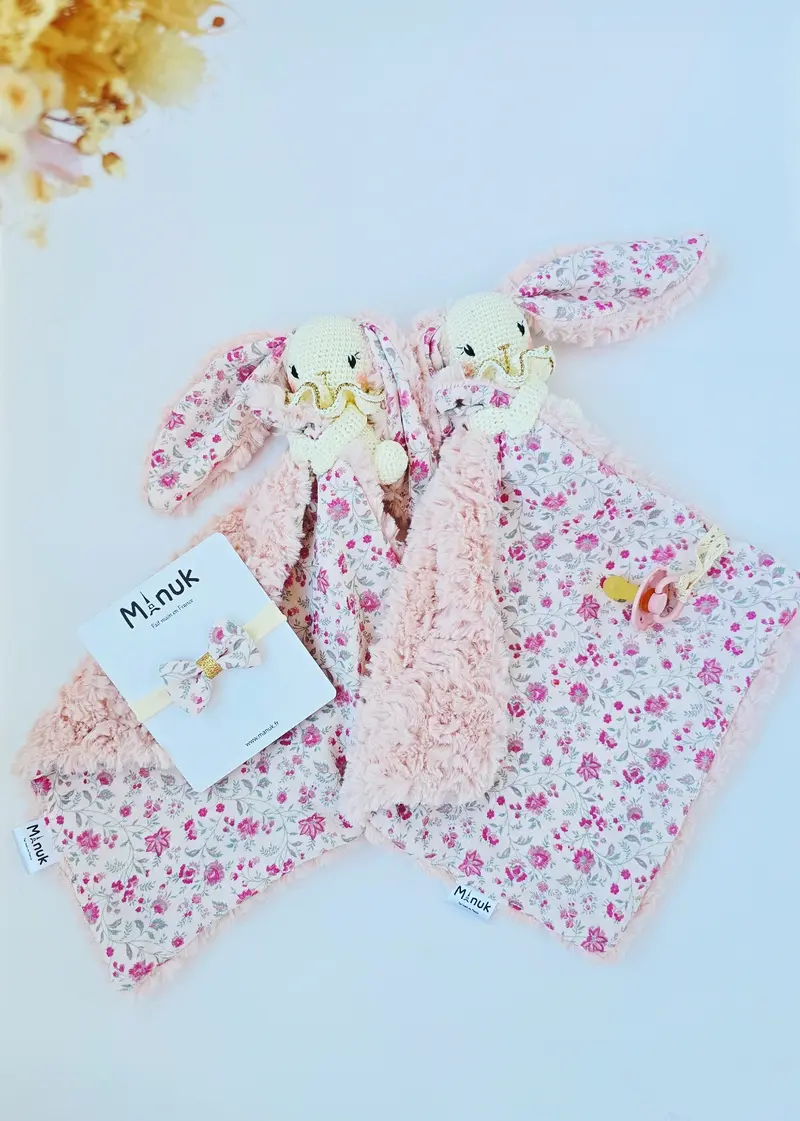 Coffret naissance personnalisé – doudou lapin, attache-tétine et nœud pour cheveux
