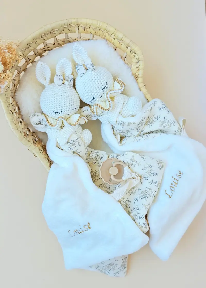 Coffret naissance personnalisé – doudou lapin violet, attache-tétine et barrette