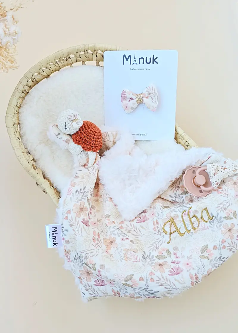 Coffret naissance personnalisé – doudou tortue fleurie rose et barrette à cheveux