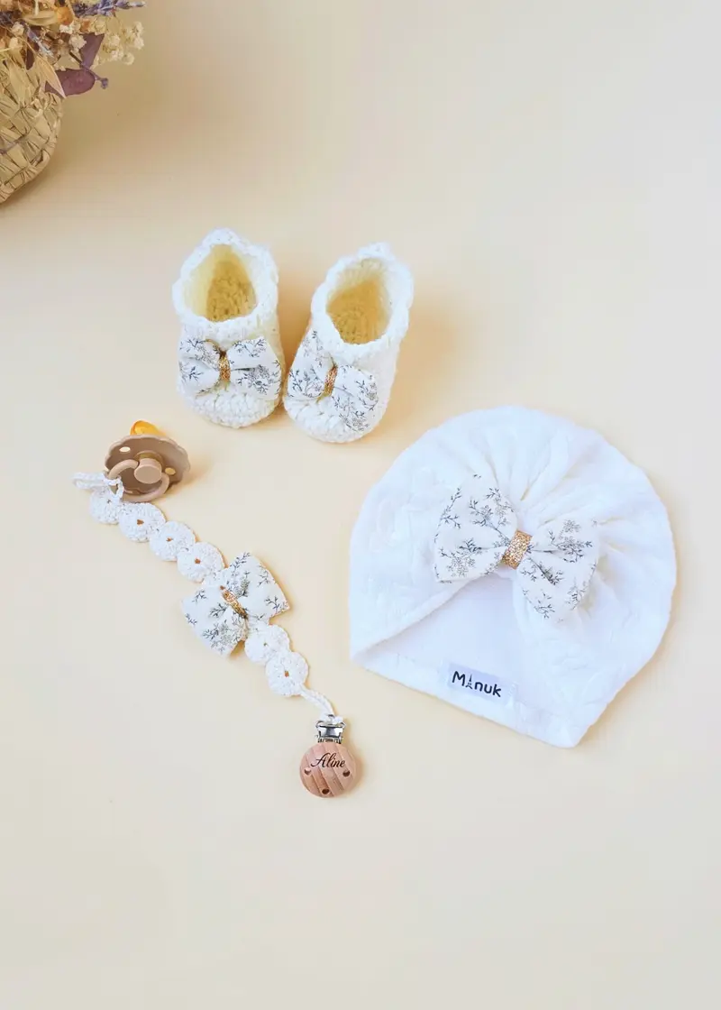 Coffret naissance personnalisé – turban, chaussons et attache-tétine