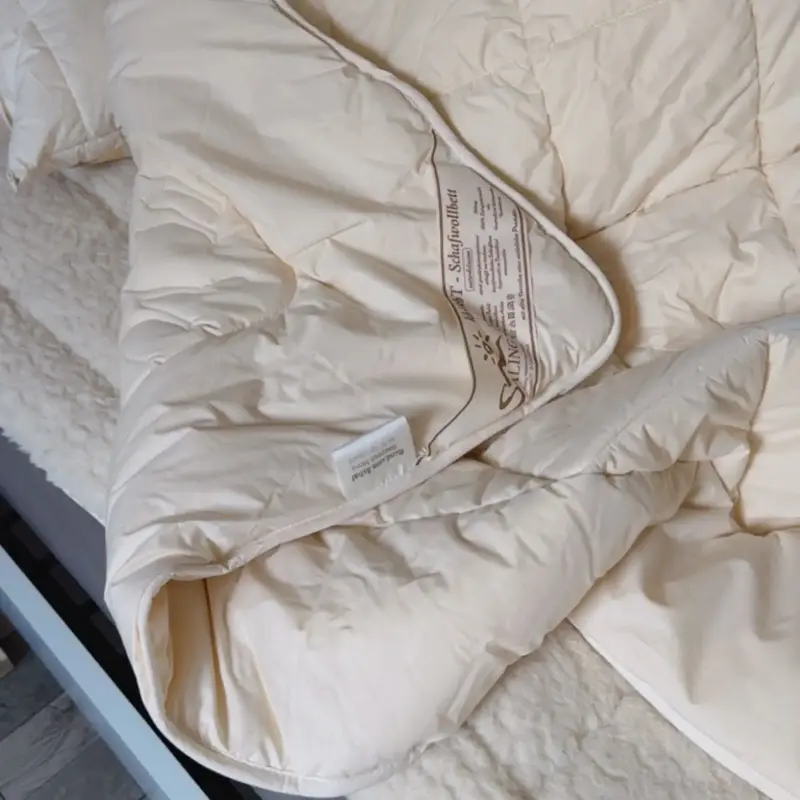 Couette matelassée MONO en laine de mouton bio Saling