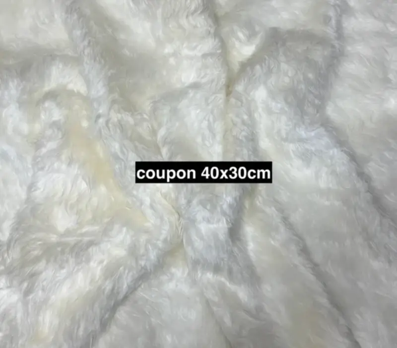 Coupon de fausse fourrure douce à poils longs légèrement ondulés blanc cassé 40cm x 30cm