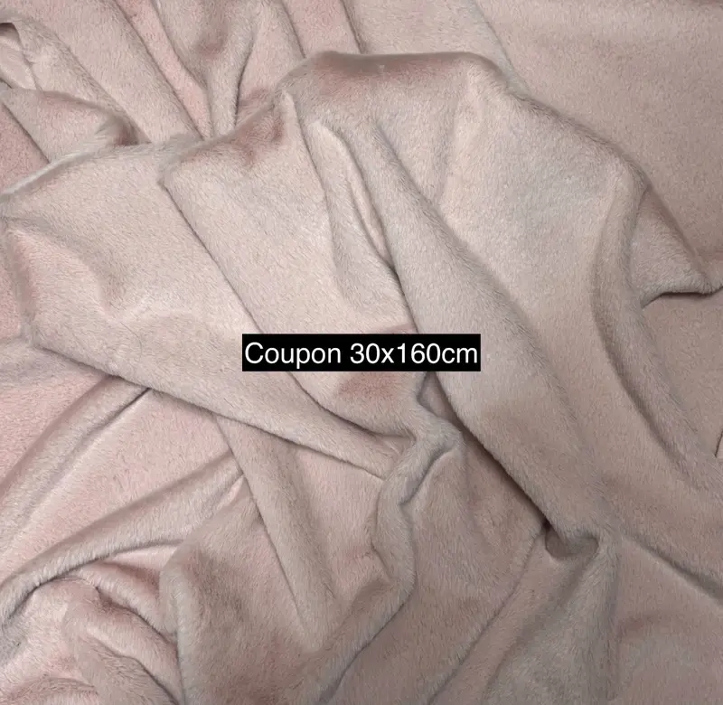 Coupon fausse fourrure Ă poils courts rose clair 30cm x 160cm