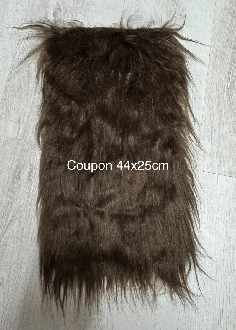 Coupon fausse fourrure à poils longs 8cm doux marron foncé 44cm x 25cm