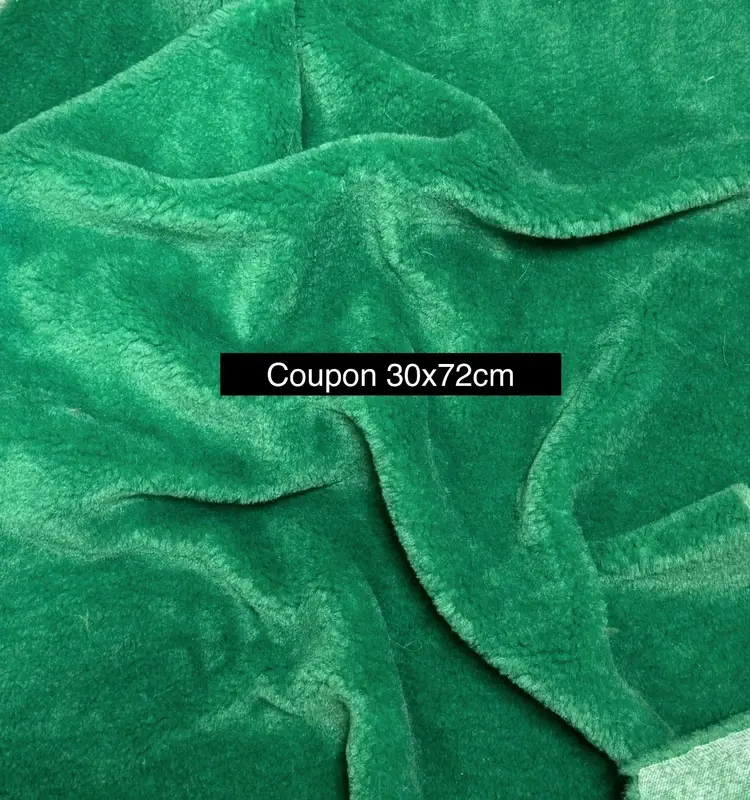 Coupon fausse fourrure douce Ă poils mi-longs vert 30cm x 72cm