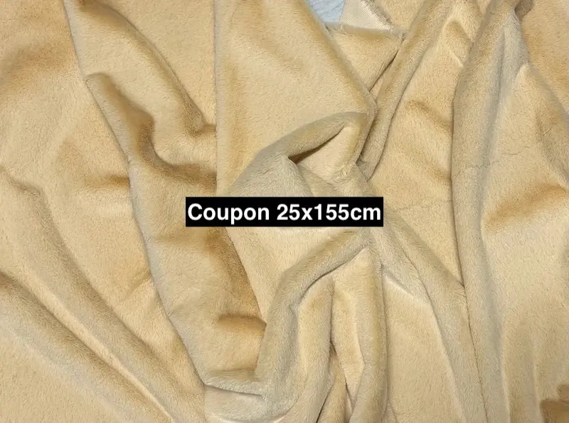 Coupon tissu fausse fourrure douce beige Ă poils courts 25cm x 155cm