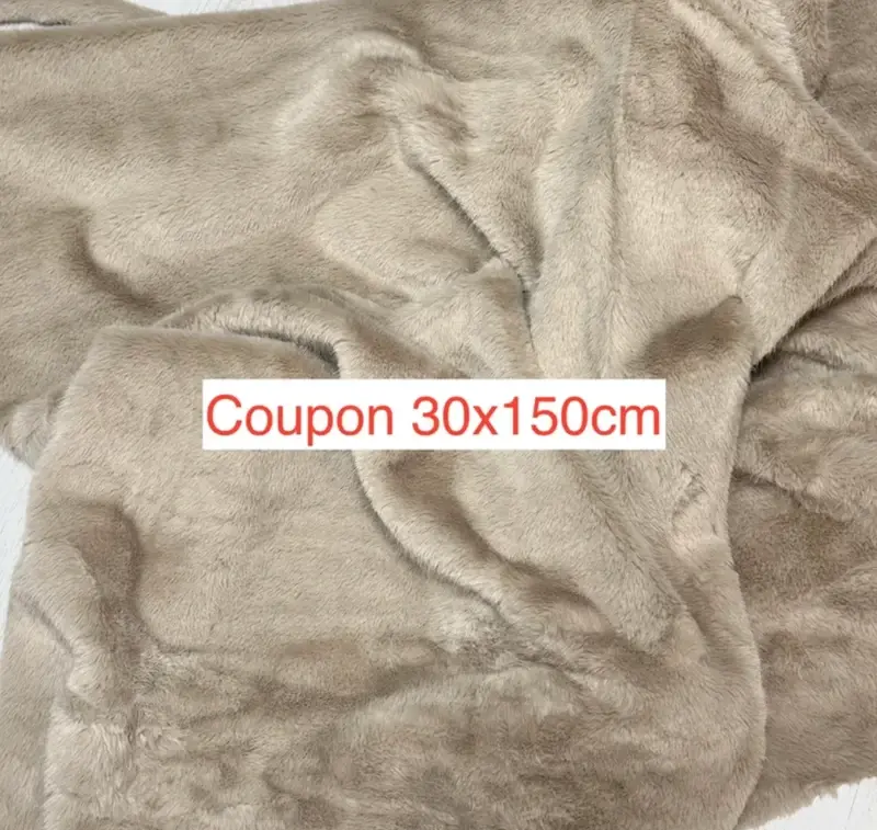 Coupon tissu fausse fourrure douce beige Ă poils mi-longs 30cm x 150cm