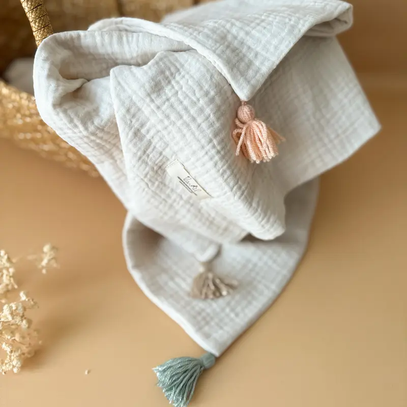 Couverture Beige Lin "plein été" en triple gaze de coton - Pompons acidulés