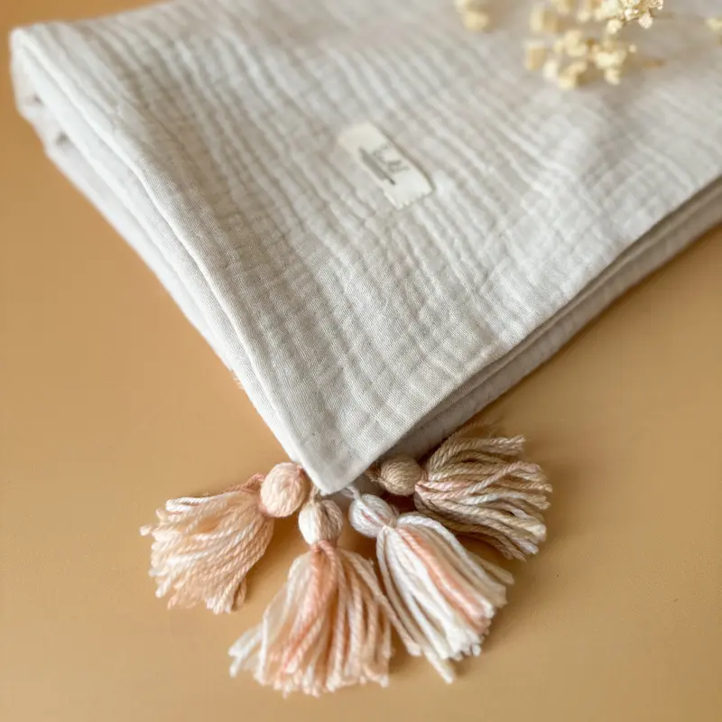 Couverture Beige Lin "plein été" personnalisée en triple gaze de coton - Pompons fil chiné beige & saumon